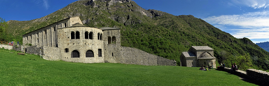 Abbazia benedettina di S. Pietro al Monte, da sfondo il Corno Birone a dx e il MOnte Rai a sx